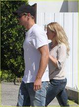 组图：《真爱如血》斯卡斯加德白衣牛仔型男风