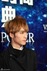 组图：陈威翰亮相盛典潮范儿十足