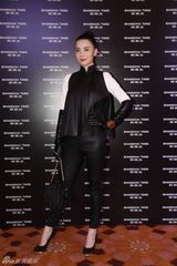 组图：宋佳看秀造型时尚飒爽 获影后提名心情好