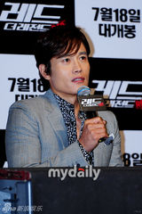 组图：李秉宪出席电影《赤焰战场2》韩国首映