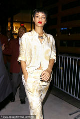 组图：蕾哈娜真空露胸 “女神”纹身向祖母致敬