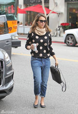 组图：杰西卡-阿尔芭街拍LOOK圆点毛衣搭牛仔裤