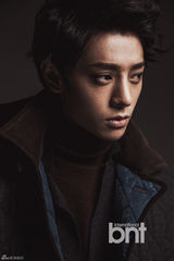 组图：韩歌手郑俊英时尚写真 展休闲绅士风