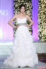 组图：陈思璇穿婚纱沾喜气 期待海岛婚礼