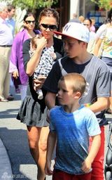 组图：贝克汉姆千金首曝光 小脸肉嘟嘟可爱至极