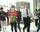 高清组图：李宇春做客聊新专辑 穿红T恤表情丰富