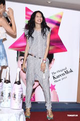 组图：莫文蔚提前穿白纱 卖性感与张亚东同台演出