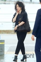 组图：李英爱赴服装展 现身机场头发凌乱