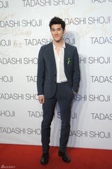 组图：李治廷帅气亮相 身系绿丝带为雅安祈福