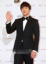 组图：大钟电影节红毯崔振赫帅气逼人笑容迷人