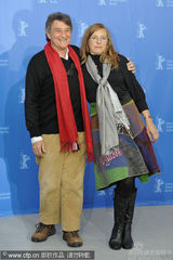 幻灯图集：《谜团》发布会 主创红围巾抢镜