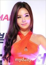 组图：韩星姜艺彬亮相搏击赛出征式 绷带装秀性感