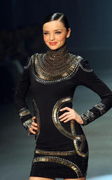 幻灯图集：布鲁姆女友米兰达性感新装秀