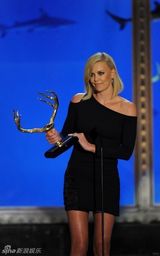 幻灯：桑德拉-布洛克获电视众选择奖年度娱乐大奖