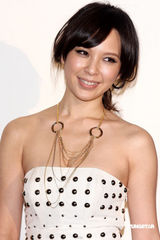 幻灯图：侯佩岑白色长裙高贵 陈怡蓉深V礼服秀性感