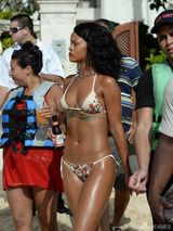 组图:蕾哈娜海滩拍比基尼写真 喝酒解暑秀S曲线