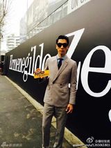 组图：张亮长脸自拍遭调侃马脸代言人