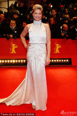 组图：评委会成员崔娜-蒂虹正装亮相显高贵