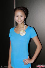 组图：港姐佳丽首度泳衣亮相 水上展傲人身姿