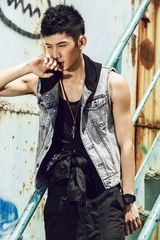 组图：刘芮麟劲酷写真秀裸肌展阳光魅力