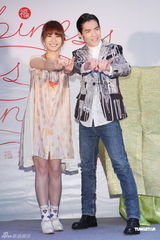 组图：萧敬腾助阵邓福如签唱会现场送大礼