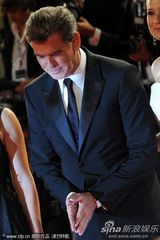 组图：老牌007布鲁斯南帅气现身威尼斯美女环绕