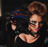 高清组图：麦莉-赛勒斯拍新歌MV 孔雀战衣华丽