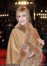 组图：奥斯卡影后简-方达穿皮草显贵气