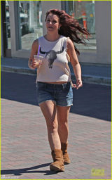 组图：布兰妮穿小短裤上街 膀圆腰粗饮料不离手