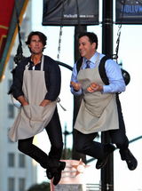 幻灯图：克鲁斯为新片变飞人 和主持人当空卖鸡蛋