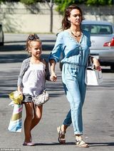 组图：杰西卡-阿尔芭母女靓装出行 潮范十足