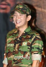 幻灯图：李准基等出席发布会 穿军装英姿飒爽