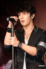 组图：汪东城生日蓝心湄送香吻 曝其“到处睡”