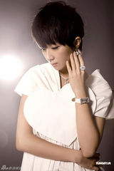 幻灯图：桂纶镁婚纱写真耀目闪亮 爱情需要不断充电