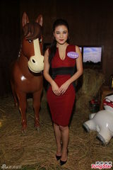 组图：廖碧儿秀事业线  黄子华拍剧主动出击