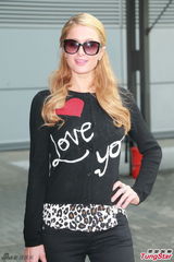 组图：希尔顿携男友来港 墨镜遮面大方拍照