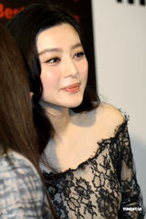 组图：范冰冰庆功宴洒热泪 现场大方派送拥抱