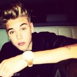 组图：比伯半裸照笑容腼腆 秀腿部祈祷纹身