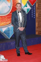 组图：金刚红毯搞笑 龚嘉欣乐瞳可爱礼服亮相