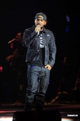 组图：张震岳携热狗上海开唱 点燃平安夜激情