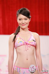 组图：亚姐佳丽泳装亮相 上围丰满玉腿毕露