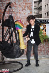 组图：何韵诗帅气亮相开心入围金马奖