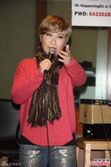 组图：黄小琥探班杨培安个唱排练送手机打气