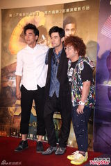 组图：周杰伦《天台》邀曾志伟纳豆柯有伦宣传