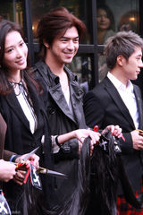 组图：陈柏霖亮相开幕式携林志玲剪彩