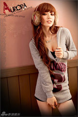 组图：长发靓模服饰写真秀美腿 露乳沟电眼迷人