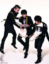 组图：景岗山郑钧各自携妻上封面 展现率真可爱