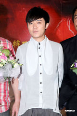 组图：大S缺席《剑雨》宣传 家中绿豆练活埋