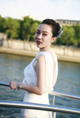 组图：霍思燕塞纳河纯美写真 白裙婀娜笑容动人