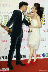 组图：金钟新科视帝后陈柏霖林依晨后台拥抱庆祝